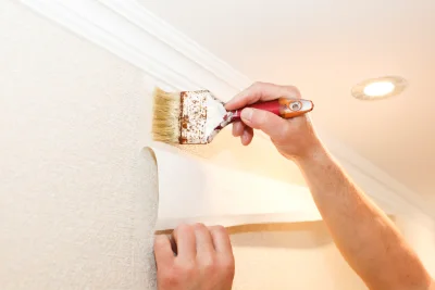 Pose de papier peint à Sabran — revêtements muraux et toiles de verre